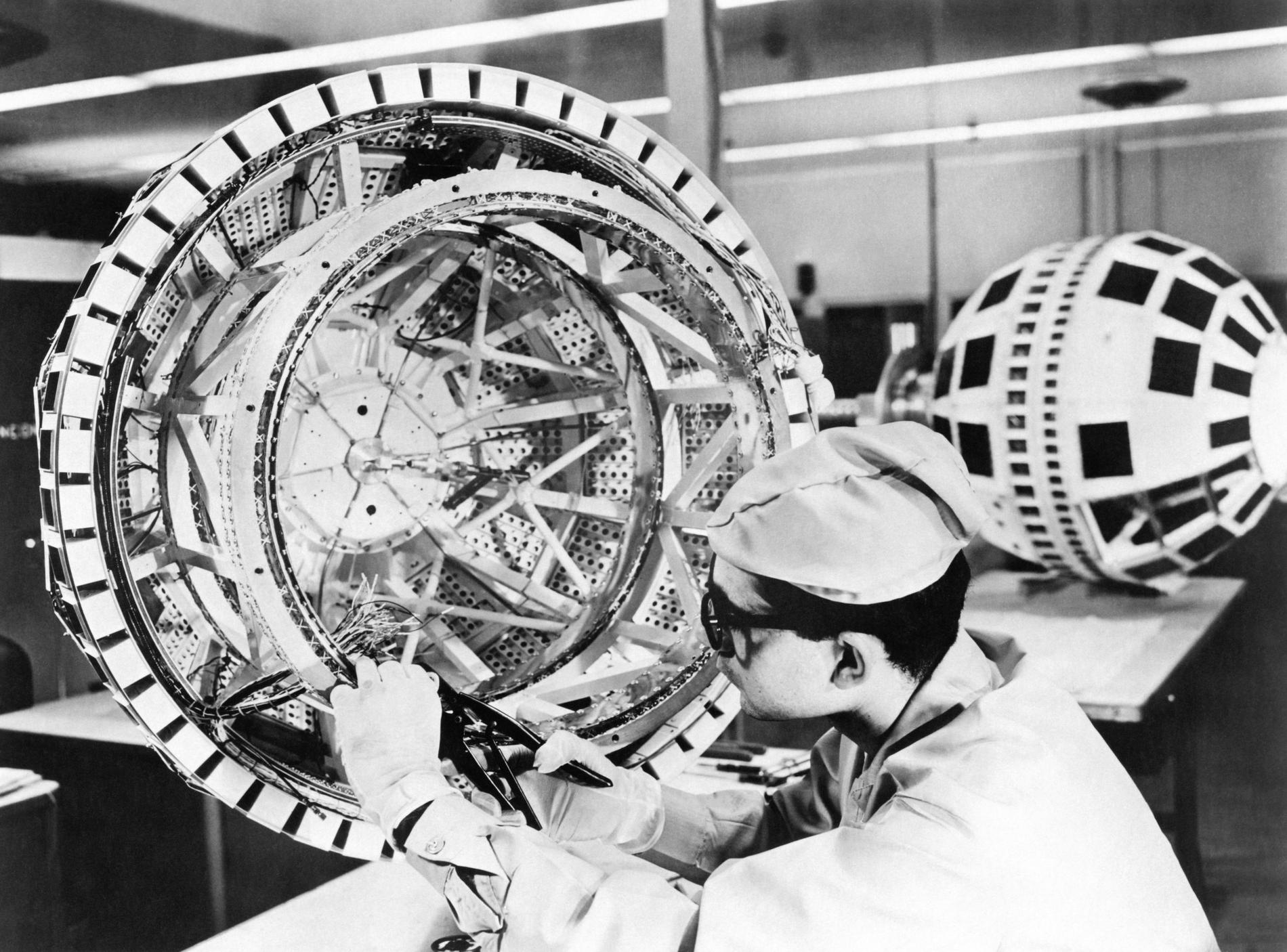 1962.06AssemblageSatellitesTelstar001