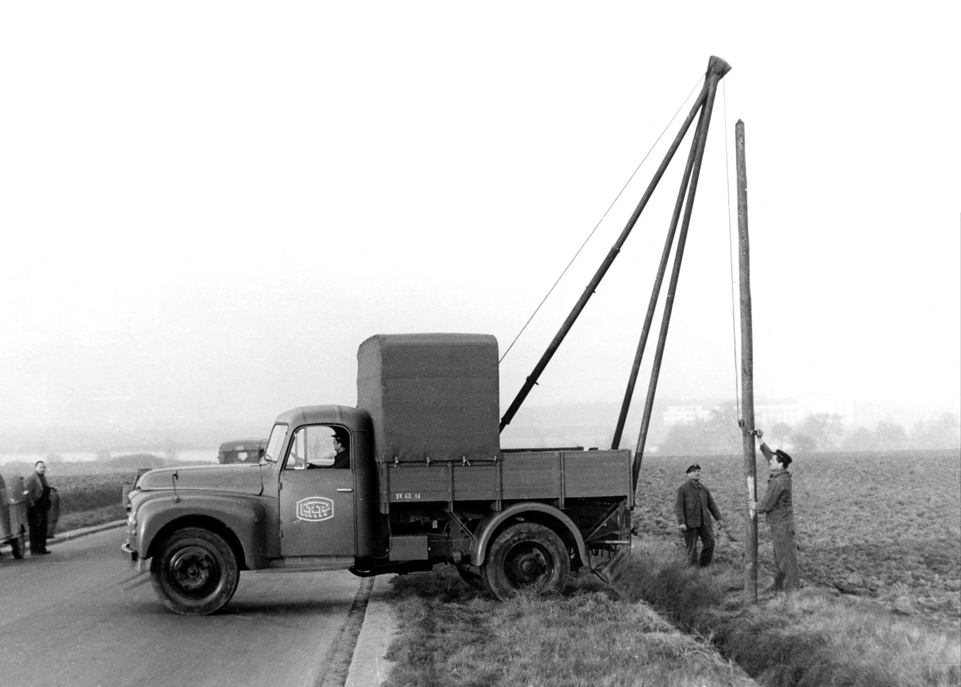 1955CamionTreuilRetraitPoteau