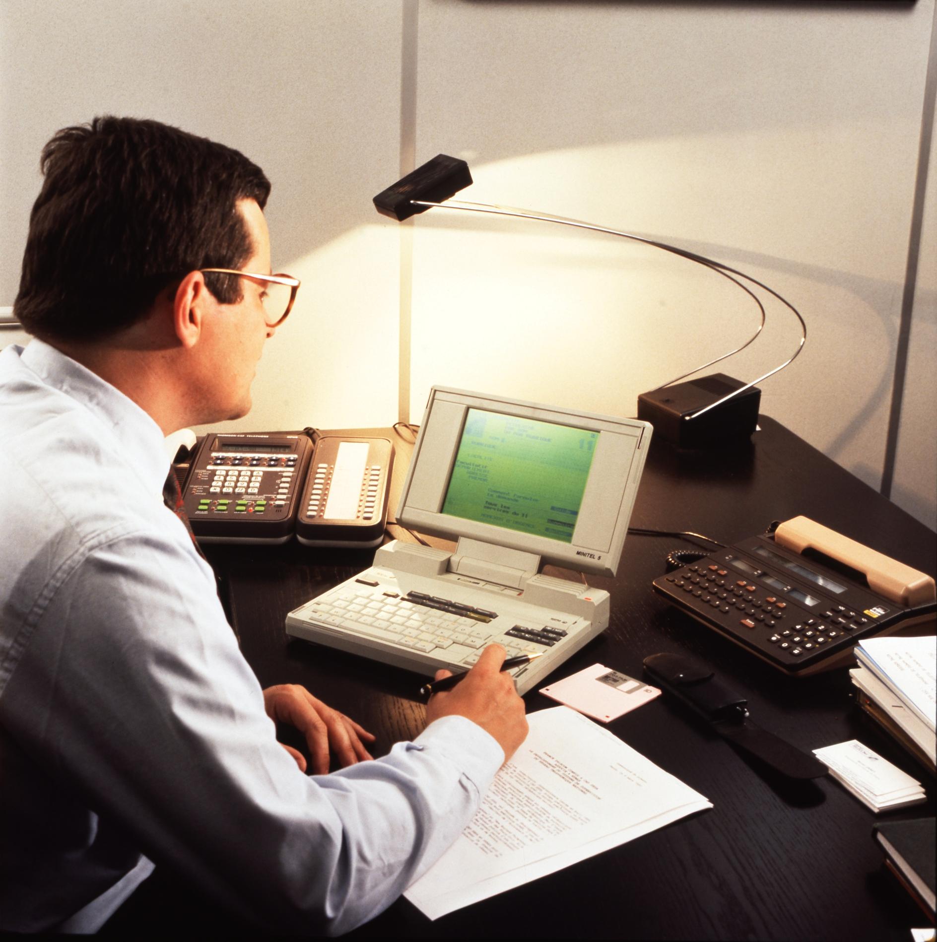 1990Minitel5CouleurGris