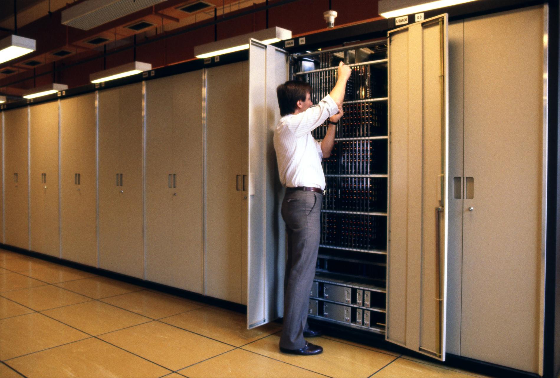 1983.12MT25PhaNum015576