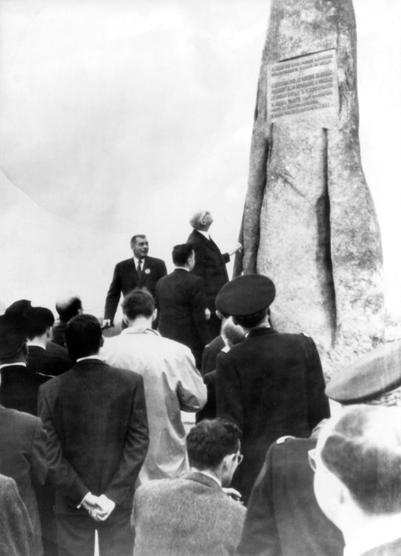 1962.10.19InaugurationStsPleumeurDeGaulle